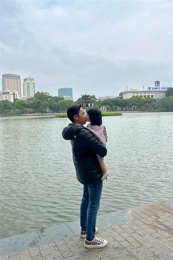 Bố bỉm Cường Đô La chăm ái nữ tận răng trên máy bay-7