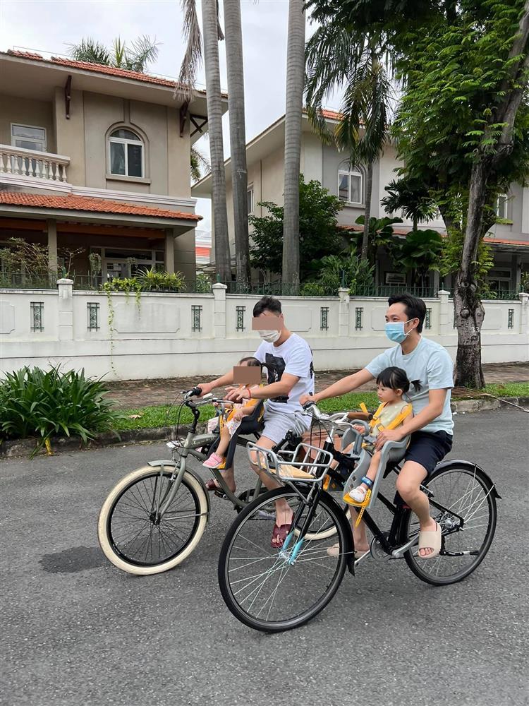 Bố bỉm Cường Đô La chăm ái nữ tận răng trên máy bay-5