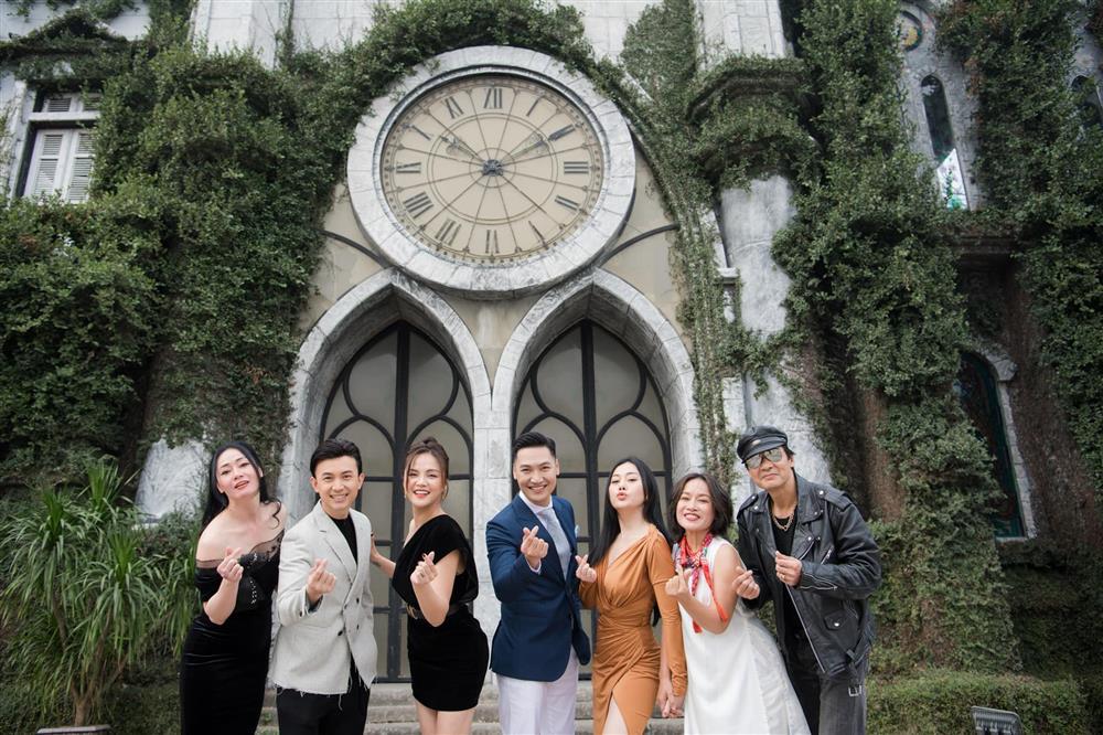 Phương Oanh lộ body nần nẫn sau loạt ảnh photoshop ảo lòi-4