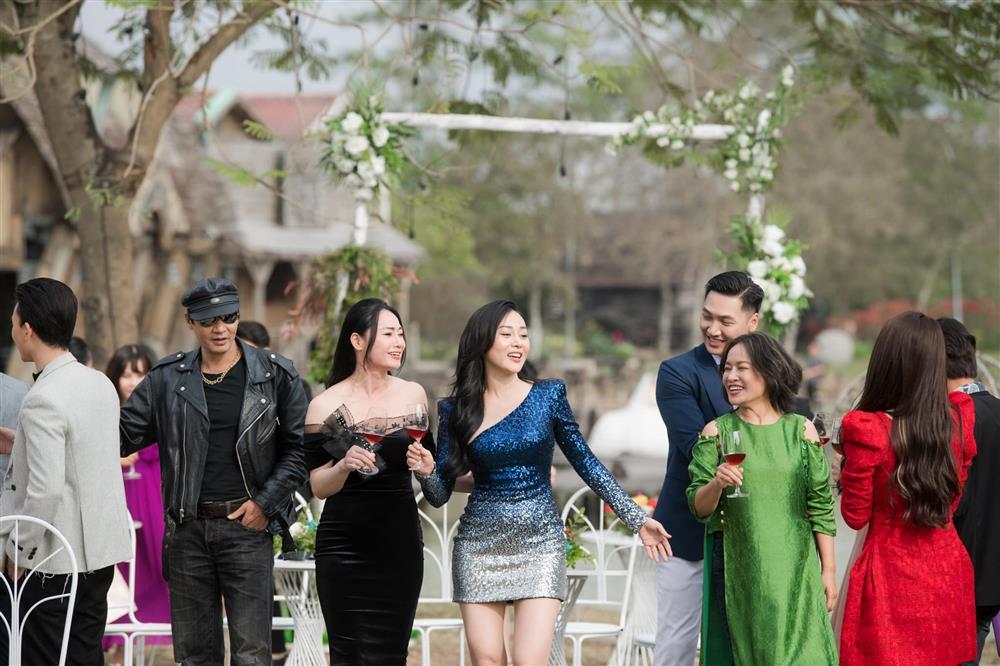 Phương Oanh lộ body nần nẫn sau loạt ảnh photoshop ảo lòi-9