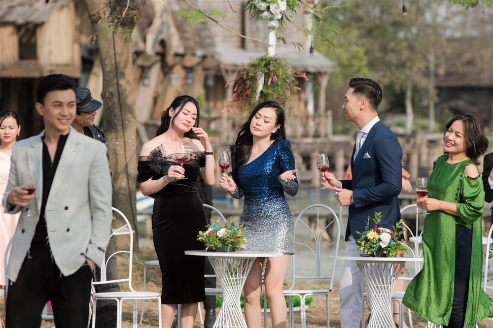 Phương Oanh lộ body nần nẫn sau loạt ảnh photoshop ảo lòi-7