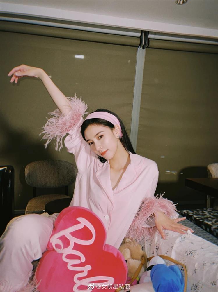 Mỹ nhân Âu - Á lăng xê đồ ngủ gắn lông te tua-4