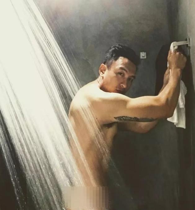 Lan truyền ảnh trần như nhộng của nam MC đình đám-3