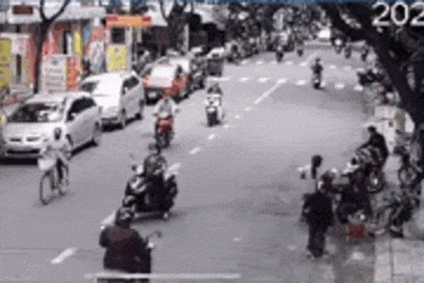 Xe máy đang đi bình thường, cô gái ngồi sau bất ngờ ngã lộn cổ-2