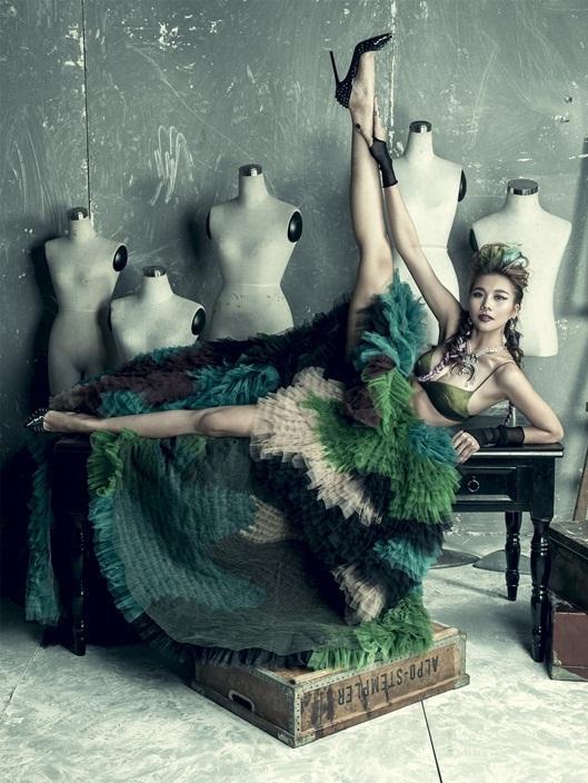 Ngọc Trinh suýt lộ vùng kín vì dáng xoạc chân phản cảm-7