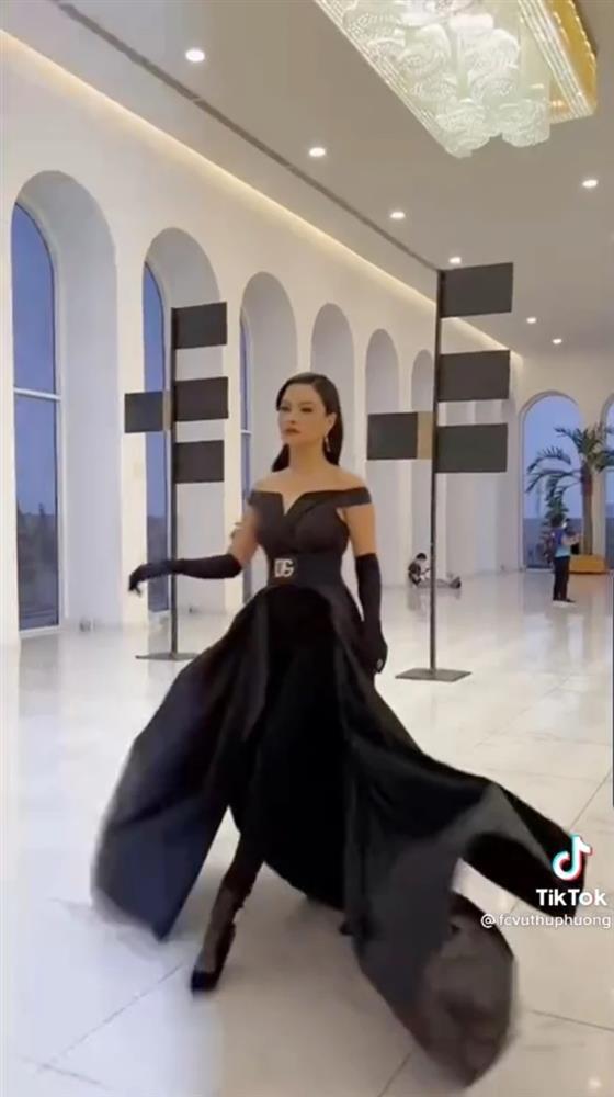 Vũ Thu Phương đang catwalk thì rơi đai vì thở mạnh?-2