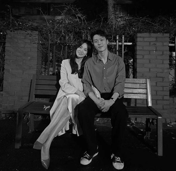 3 cặp đôi Hàn tình tứ nơi hậu trường còn mùi mẫn hơn trên phim-5