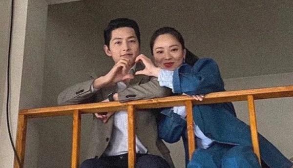 3 cặp đôi Hàn tình tứ nơi hậu trường còn mùi mẫn hơn trên phim-6