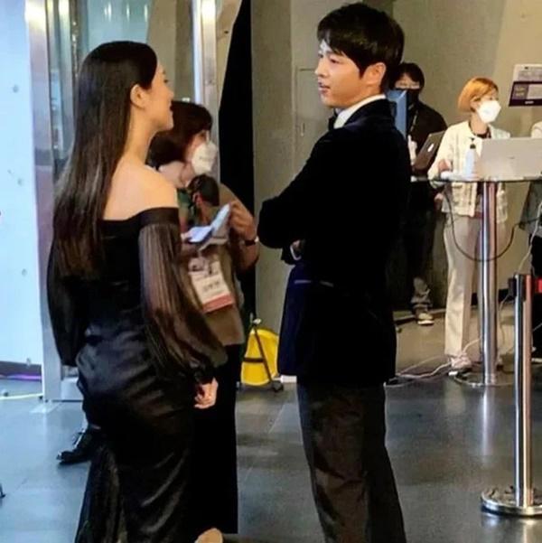 3 cặp đôi Hàn tình tứ nơi hậu trường còn mùi mẫn hơn trên phim-9