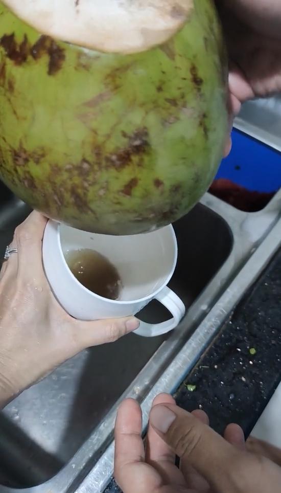 Mua phải quả dừa nước đục ngầu hốt hoảng vứt luôn: Bị gì đây?-1
