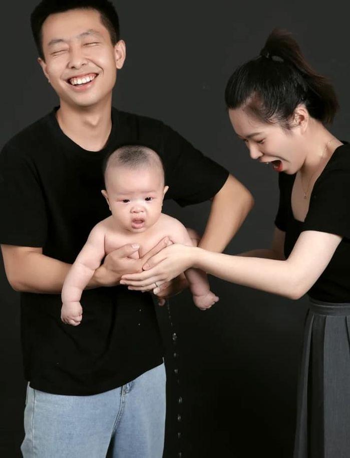 Cười ná thở tai nạn xả nước của các bé khi chụp hình với bố mẹ-1