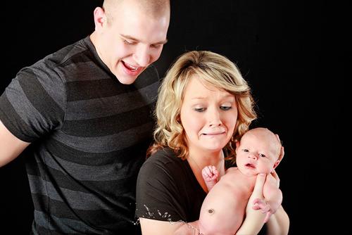 Cười ná thở tai nạn xả nước của các bé khi chụp hình với bố mẹ-4