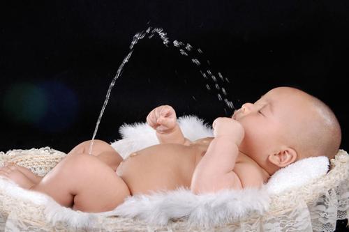 Cười ná thở tai nạn xả nước của các bé khi chụp hình với bố mẹ-10