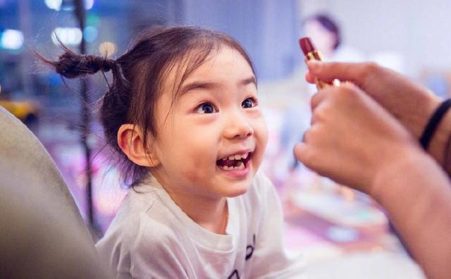 Bé gái Trung Quốc 7 tuổi được mẹ đưa đi cắt mí-2