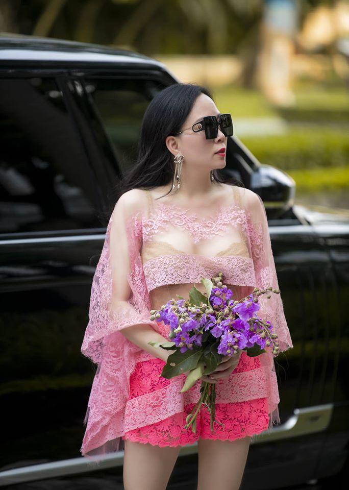 Nữ đại gia Thanh Hóa mặc gợi cảm nhưng gây khó hiểu dù toàn đồ hiệu-1