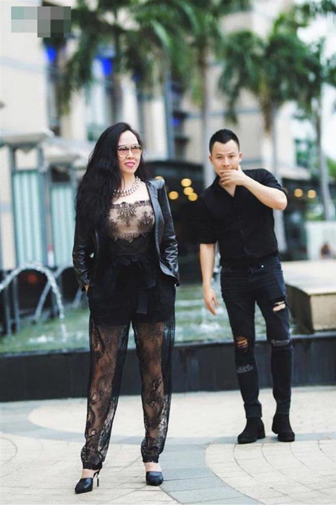 Nữ đại gia Thanh Hóa mặc gợi cảm nhưng gây khó hiểu dù toàn đồ hiệu-3