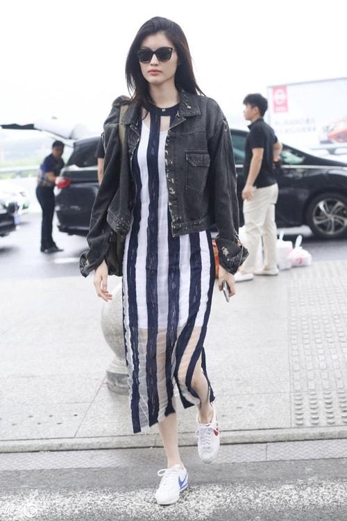 Mix đồ với áo khoác jean lửng cho nàng cá tính-1