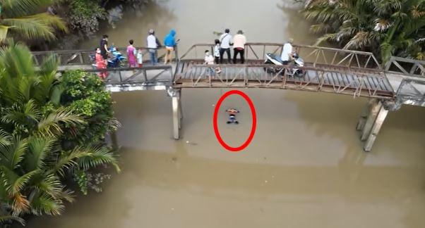 Người phụ nữ 13 năm không ăn cơm, nằm thiền trên nước tư thế kiết già-3