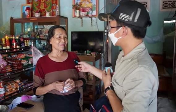 Người phụ nữ 13 năm không ăn cơm, nằm thiền trên nước tư thế kiết già-4