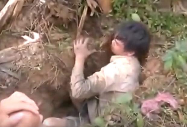 Có cái hang lạ dưới gốc cây chuối, thứ lôi ra khiến ai cũng tròn mắt-1