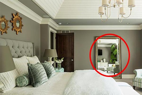 Treo cốc nước lên tay nắm cửa khách sạn, cô gái nhờ đó thoát nguy-5