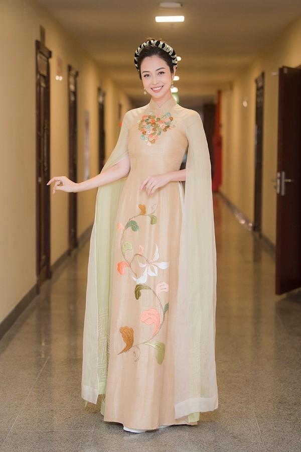 Thùy Tiên diện áo dài vương miện 12 tỷ - Tiểu Vy sexy đầm xuyên thấu-11