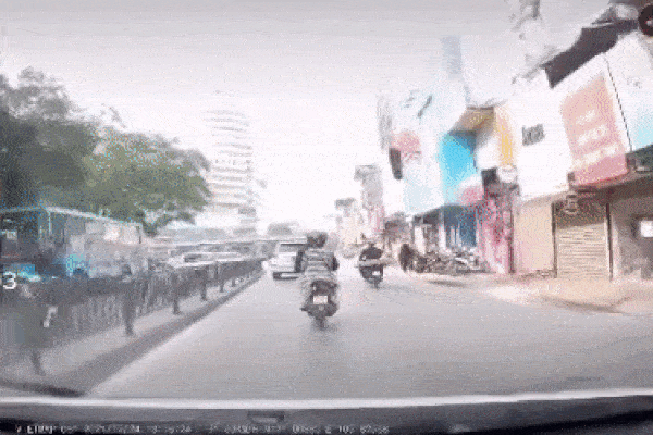 Xe máy đang đi bình thường, cô gái ngồi sau bất ngờ ngã lộn cổ