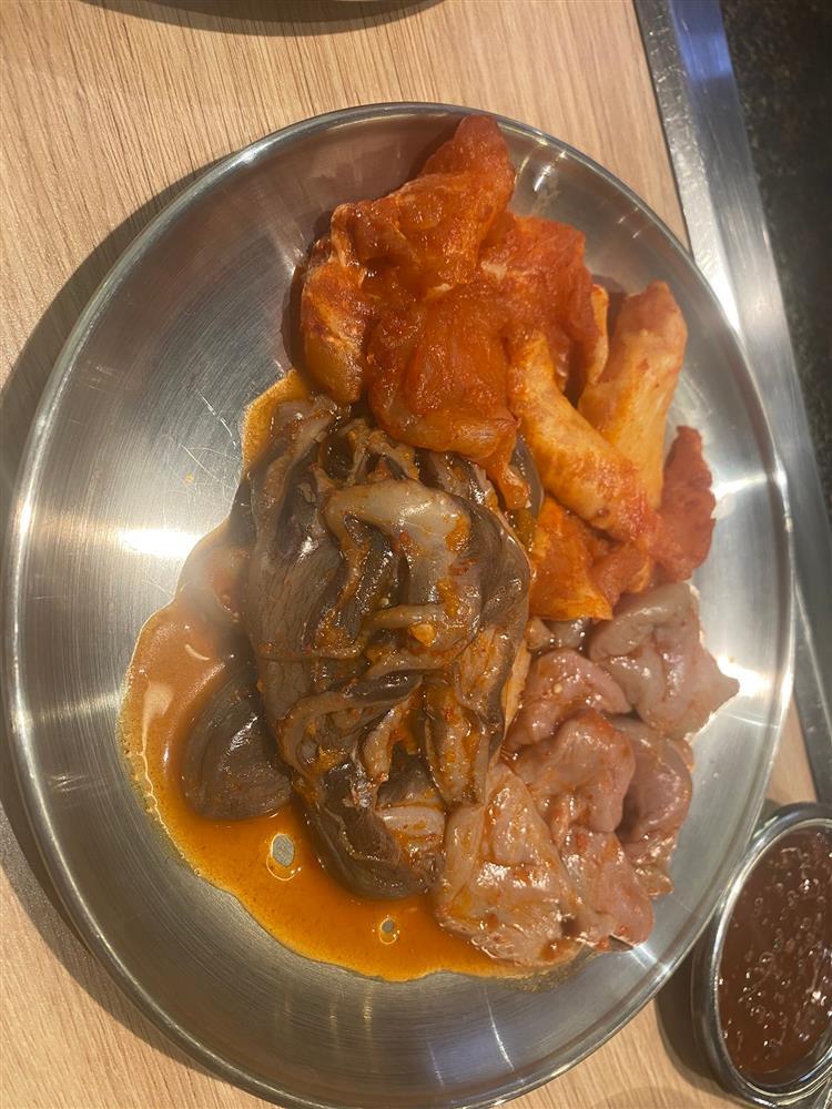 Đi ăn nhầm chuỗi buffet lởm, cô bạn kêu trời: Miếng ăn miếng nhục-2