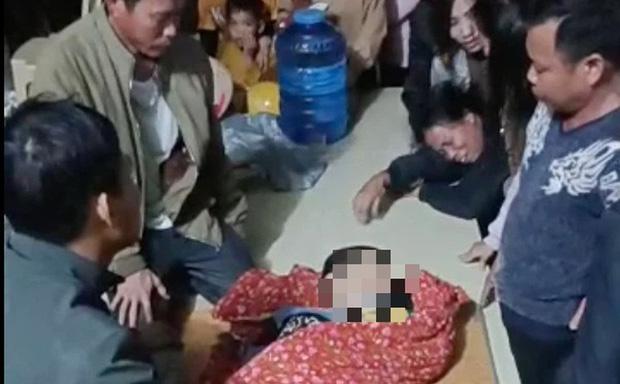 Người thân khóc ngất bên thi thể 2 bé trai đuối nước ở đập thủy lợi-1