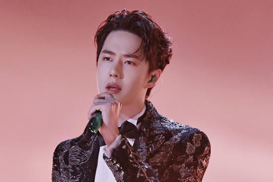 Đang hát thì rơi mic, Vương Nhất Bác có màn 'lượm' siêu mượt
