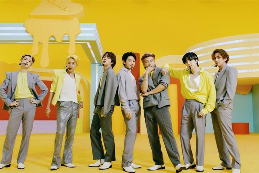 Netizen la ó khi BTS bán khẩu trang dùng 1 lần giá trên trời-3