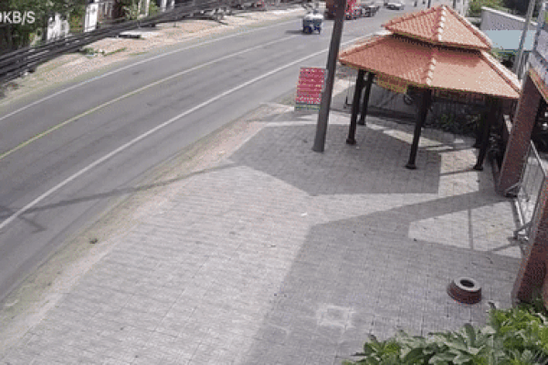 Clip: Xe ba gác đâm trực diện xe bồn, hiện trường sợ đến ám ảnh