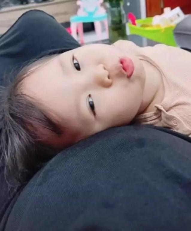 Mới 3 tuổi con gái Quế Ngọc Hải đã biết nịnh nọt bố-3