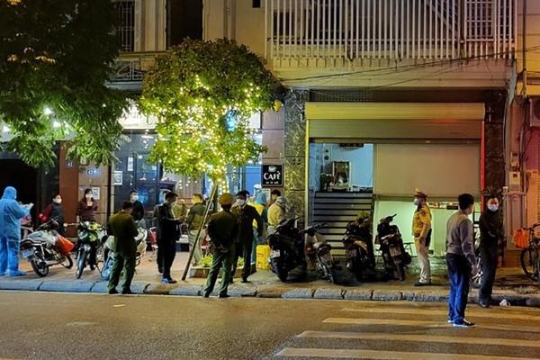 Karaoke mở chui, 3 nhân viên mắc Covid-19: Khách bị xử lý thế nào?-1