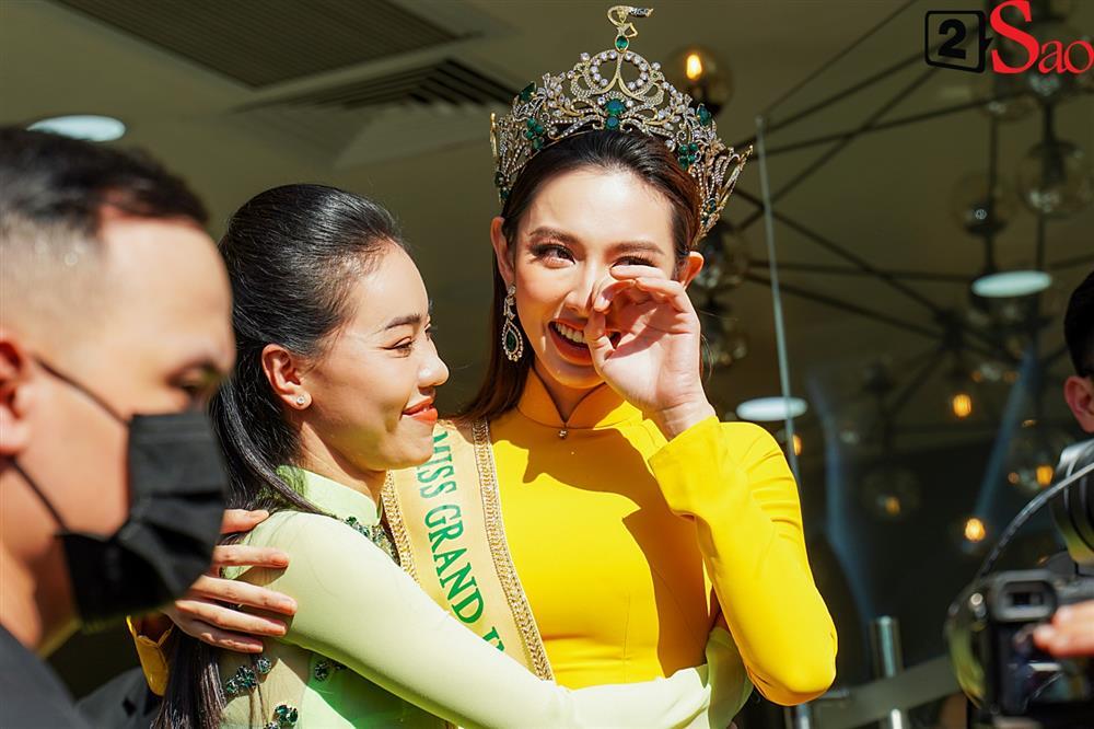 Thùy Tiên lộ diện cực xinh, bật khóc trước giờ diễu hành-6