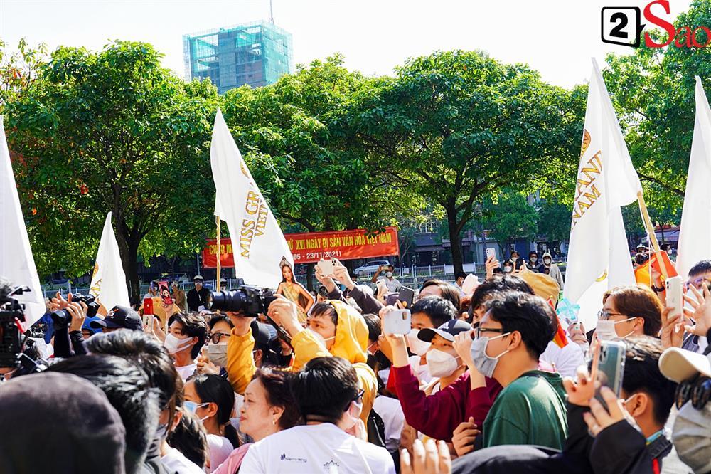 Thùy Tiên lộ diện cực xinh, bật khóc trước giờ diễu hành-4