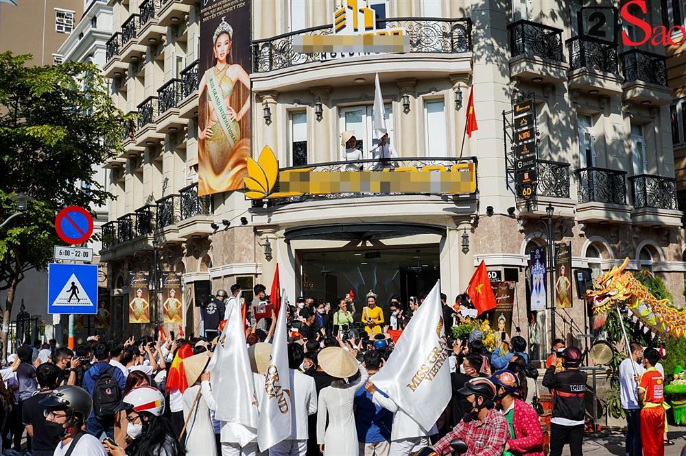 Thùy Tiên lộ diện cực xinh, bật khóc trước giờ diễu hành-3