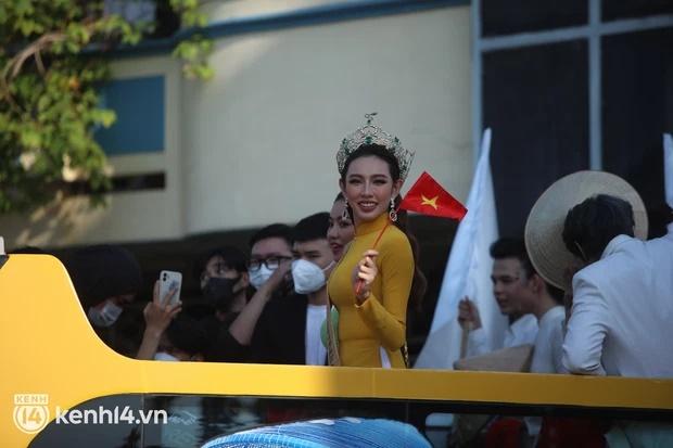 Thùy Tiên diện áo dài lộ bé mỡ lù lù trong buổi diễu hành-5
