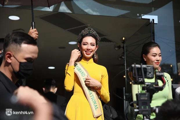 Thùy Tiên diện áo dài lộ bé mỡ lù lù trong buổi diễu hành-7