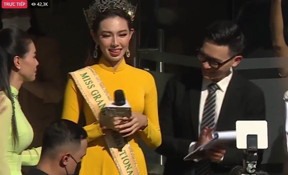 Thùy Tiên lộ diện cực xinh, bật khóc trước giờ diễu hành-16