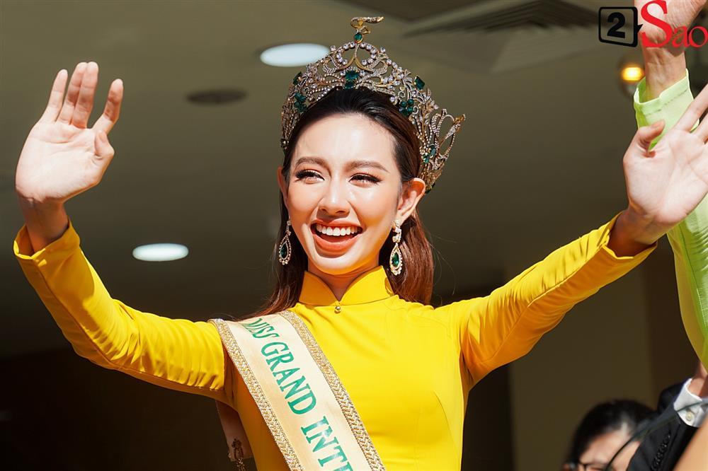 Thùy Tiên lộ diện cực xinh, bật khóc trước giờ diễu hành-12