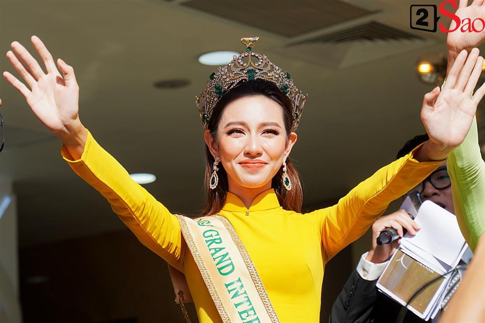 Thùy Tiên lộ diện cực xinh, bật khóc trước giờ diễu hành-13