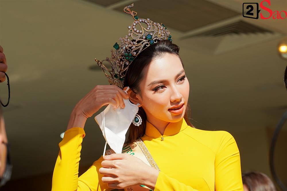 Thùy Tiên lộ diện cực xinh, bật khóc trước giờ diễu hành-5