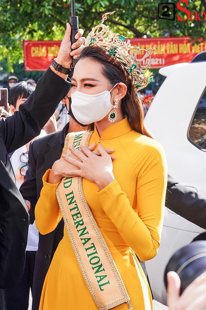 Thùy Tiên lộ diện cực xinh, bật khóc trước giờ diễu hành-2