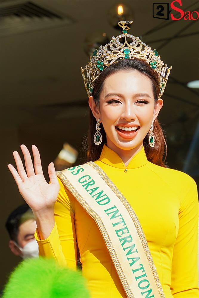 Thùy Tiên lộ diện cực xinh, bật khóc trước giờ diễu hành-15