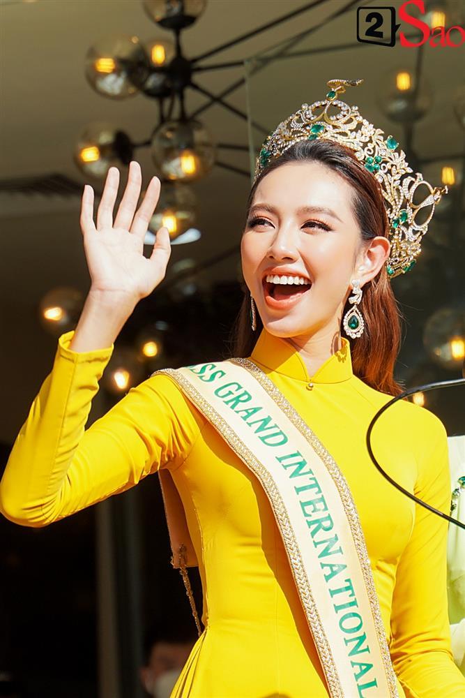 Thùy Tiên lộ diện cực xinh, bật khóc trước giờ diễu hành-14