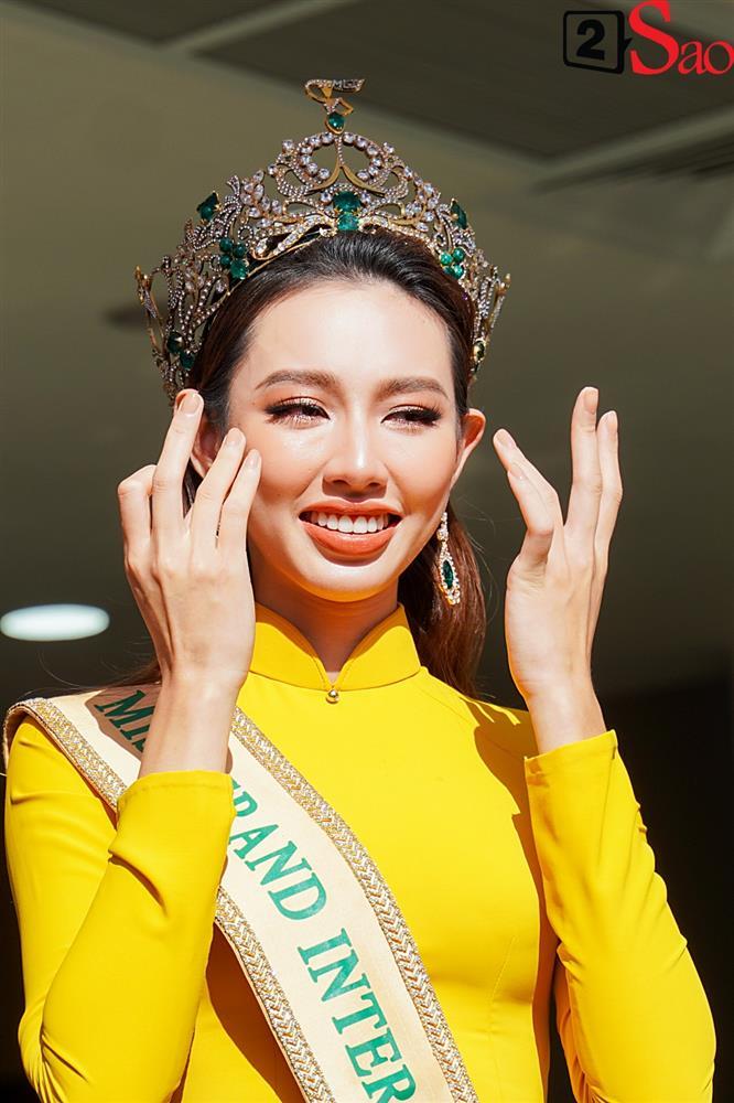 Thùy Tiên lộ diện cực xinh, bật khóc trước giờ diễu hành-7