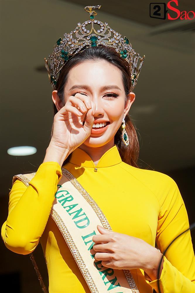 Thùy Tiên lộ diện cực xinh, bật khóc trước giờ diễu hành-9