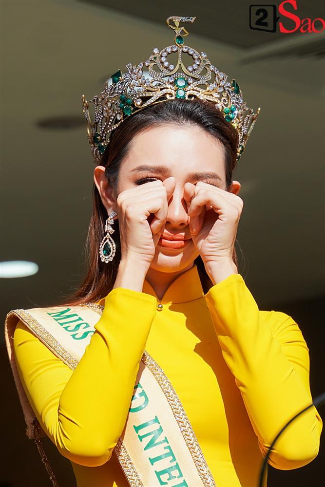 Thùy Tiên lộ diện cực xinh, bật khóc trước giờ diễu hành-8