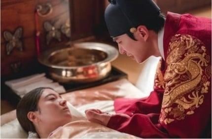 Phim Hàn dạo này cứ ngược liên tục khiến khán giả khóc hết nước mắt-5